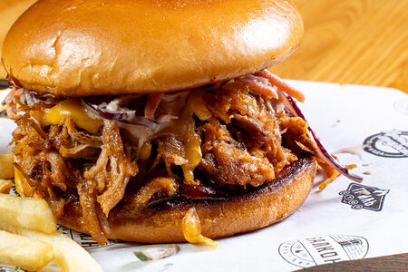 С рваной свининой и картофелем фри