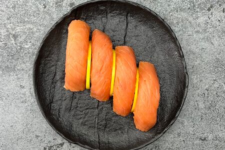 Суши с копченым лососем