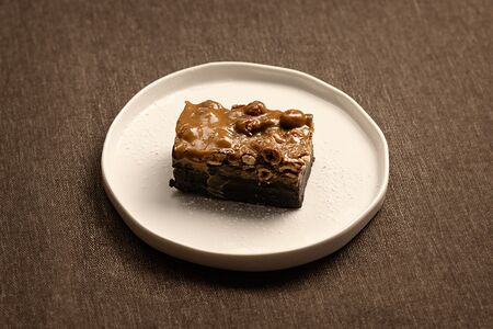 Брауни с карамелью и орехами