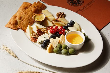 Тарелка с сырами