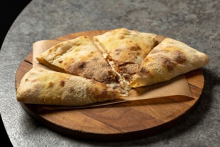 Закрытая пицца с опятами, цыпленком и беконом