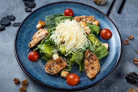 Салат Цезарь с курицей