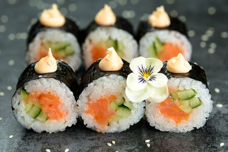 Малый ролл с копчёным лососем, огурцом и спайси-соусом №20