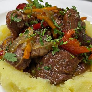 Мясо, тушенное в собственном соку с пюре
