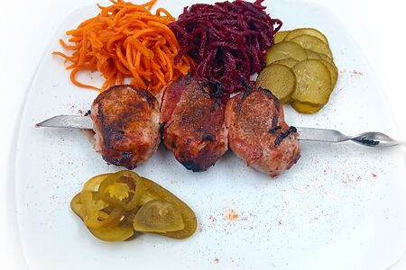 Свинина в беконе с маринованными овощами