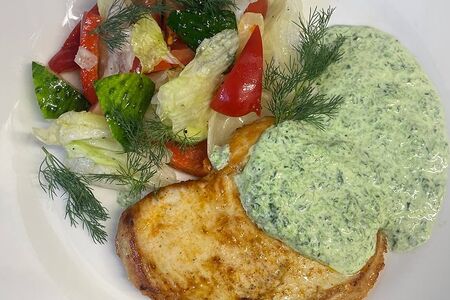 Стейк из куриной грудки с соусом из шпината 