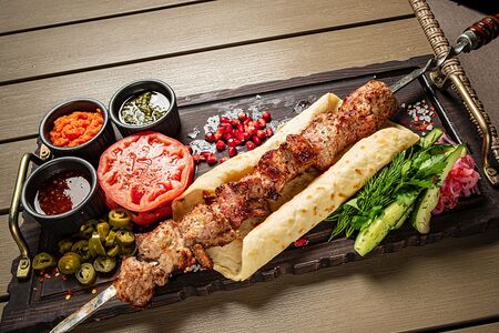 Свиная шея в греческом йогурте с травами и домашней лепешкой