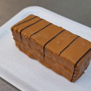 Пирожное с карамельной начинкой