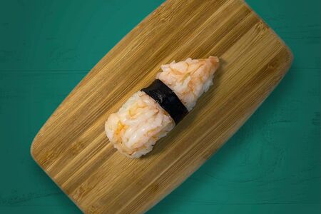 Суши с креветкой