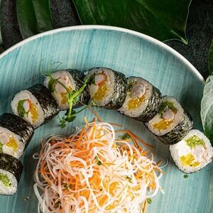 Норимак с креветкой, салатам и такуаном