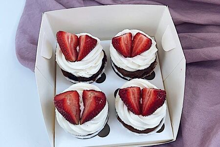 Капкейки №4 Ваниль-клубника белые