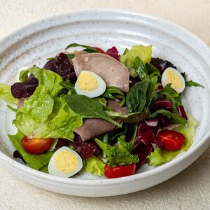 Салат с телячьим языком и имбирным соусом