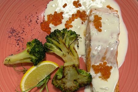 Лосось в сливочно-икорном соусе с брокколи