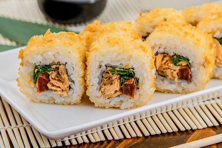 Горячий ролл лосось терияки