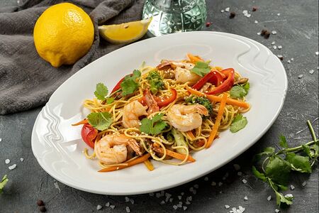 Лапша в азиатском стиле с креветками