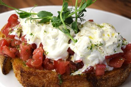 Брускетта с сыром страчателла