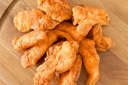 Куриные стрипсы в панировке острые