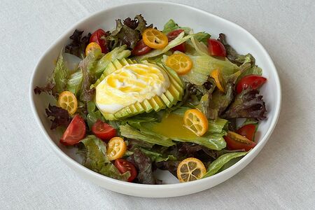 Салат с авокадо, страчателлой, соусом из маракуйи и кумкватом