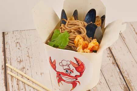 Соба с крабом, мидиями и грибами муэр 