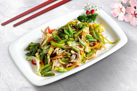 Яки-удон лапша с овощами