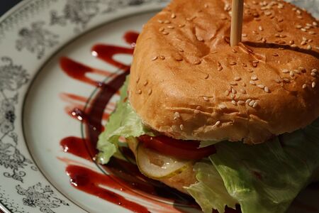 Бургер с клюквенным соусом