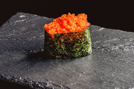 Гункан с икрой тобико