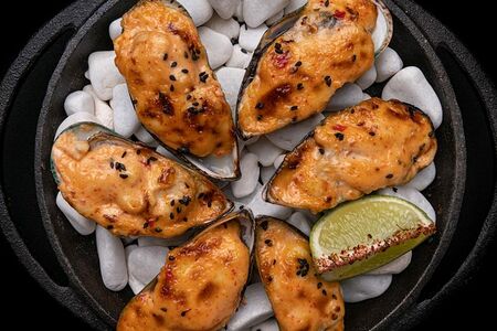 Мидии, запеченные со спайси-соусом