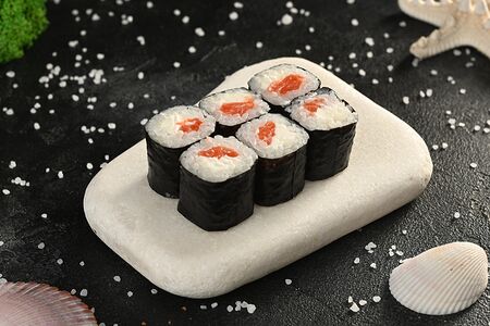 Маки с лососем и сыром