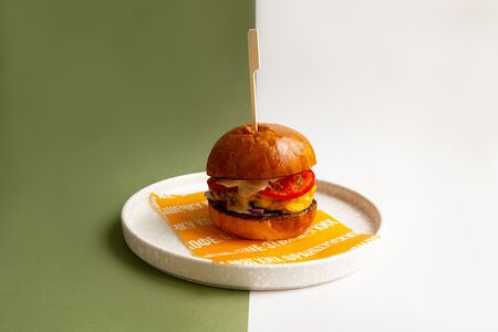 Чизбургер с большой говяжьей котлетой 