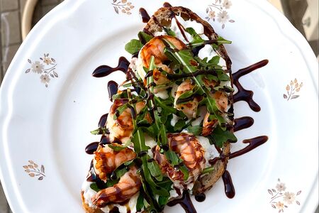Брускетта с креветками, рукколой и страчателлой