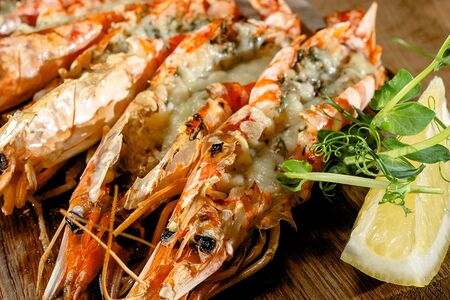 Лангустины, запечённые под сыром