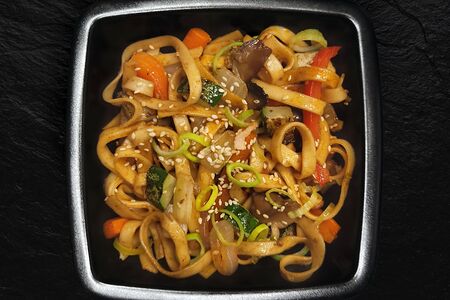Вок с лапшой, грибами и овощами