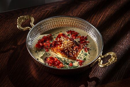 Треска со сливочно-мускатным шпинатом и тартаром из томатов