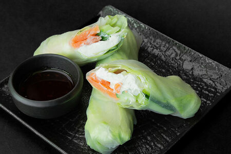 Спринг роллы с лососем