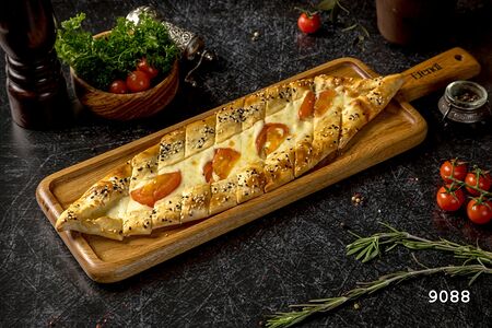 Пиде с сыром и томатами