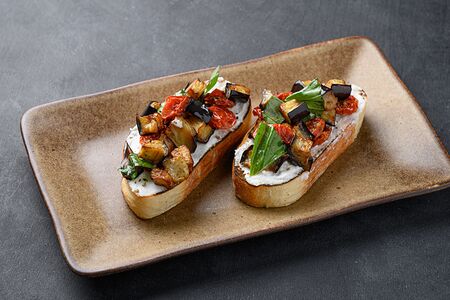Брускетта с баклажанами и томатами черри