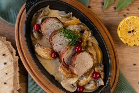 Сковородочка со свиной вырезкой в беконе с Айдахо, шампиньонами и сливками