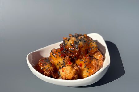 Осьминоги в темпуре и соусе сладкий Чили