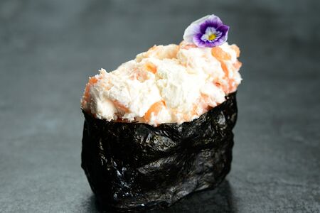 Гункан Сливочный лосось