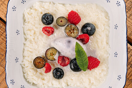 Рисовая каша с черничным ганашем и сезонными ягодами