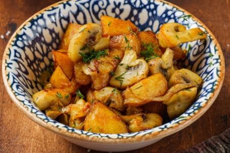 Картофель жареный с грибами и луком