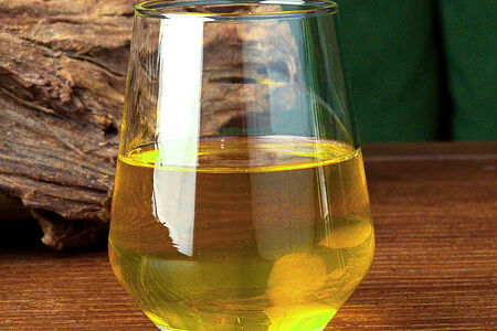 Яблоко и садовые цветы