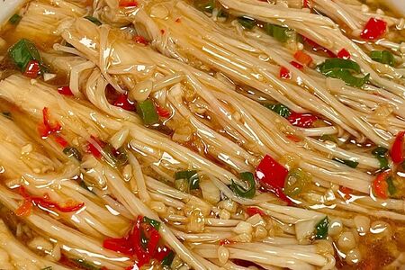 Грибы эноки с измельченным чесноком