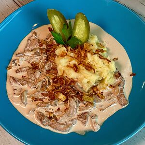 Бефстроганов из говяжьей вырезки с картофельным пюре