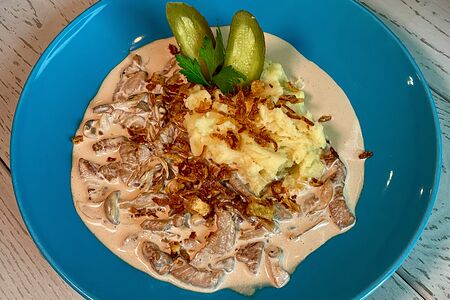 Бефстроганов из говяжьей вырезки с картофельным пюре