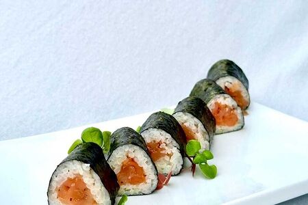 Классический ролл с лососем