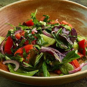 Овощной салат со свежими помидорами, огурцами и красным луком