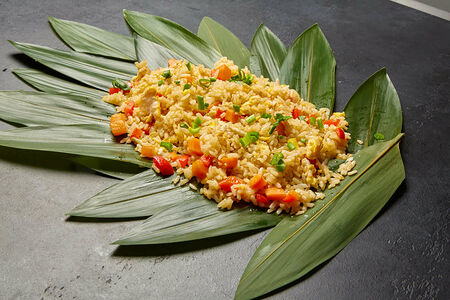 Жареный рис с овощами