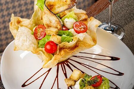 Салат с моцареллой, черри и баклажанами