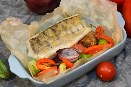 Судак, запеченный с овощами и прованскими травами